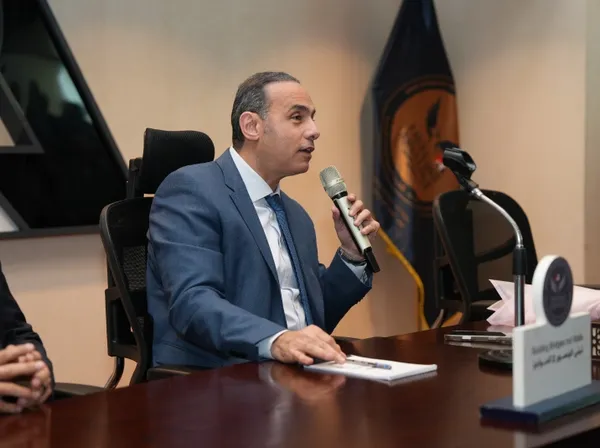 إسلام عزام يلتقي بالعاملين 