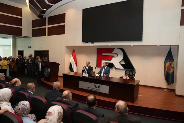 إسلام عزام يلتقي بالعاملين 