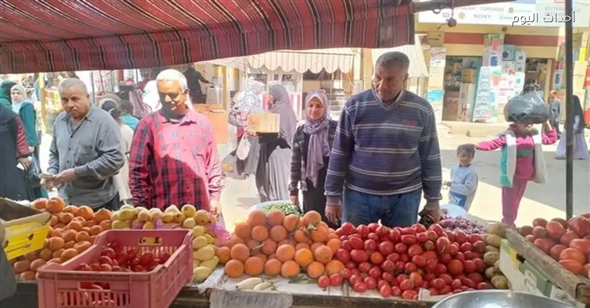 رئيس مركز قوص يتفقد الأسواق لمتابعة توافر السلع الأساسية