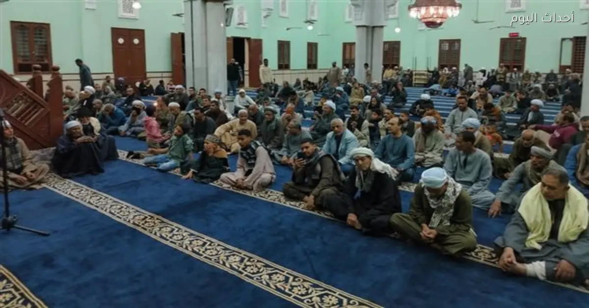 آلاف المواطنين يحتفلون بليلة 27 رمضان بساحة الشيخ الطيب