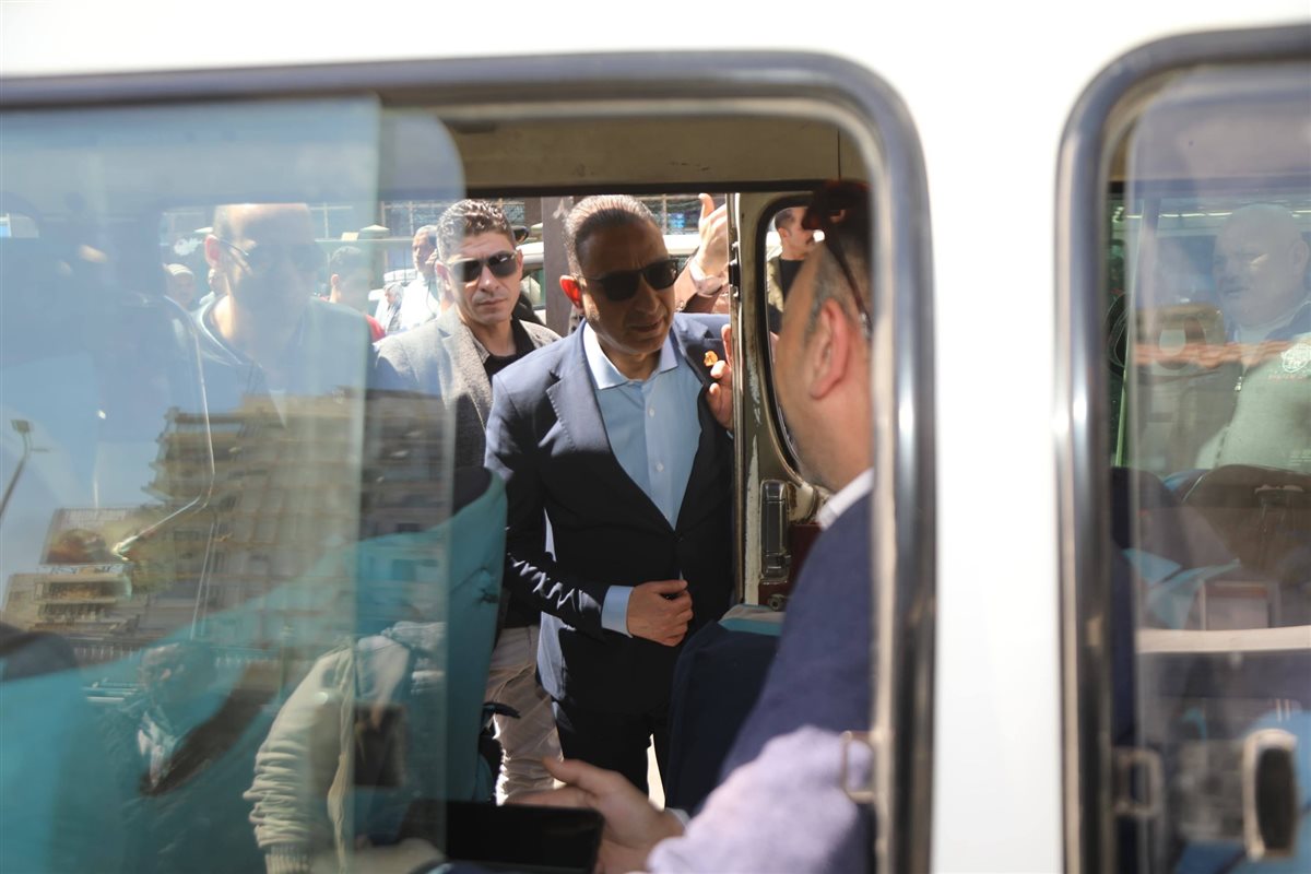 جانب من تفقد المحافظ لموقف السرفيس في ميدان الجيزة