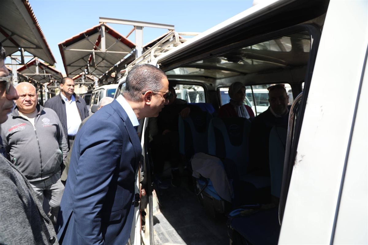 جانب من تفقد المحافظ لموقف السرفيس في ميدان الجيزة