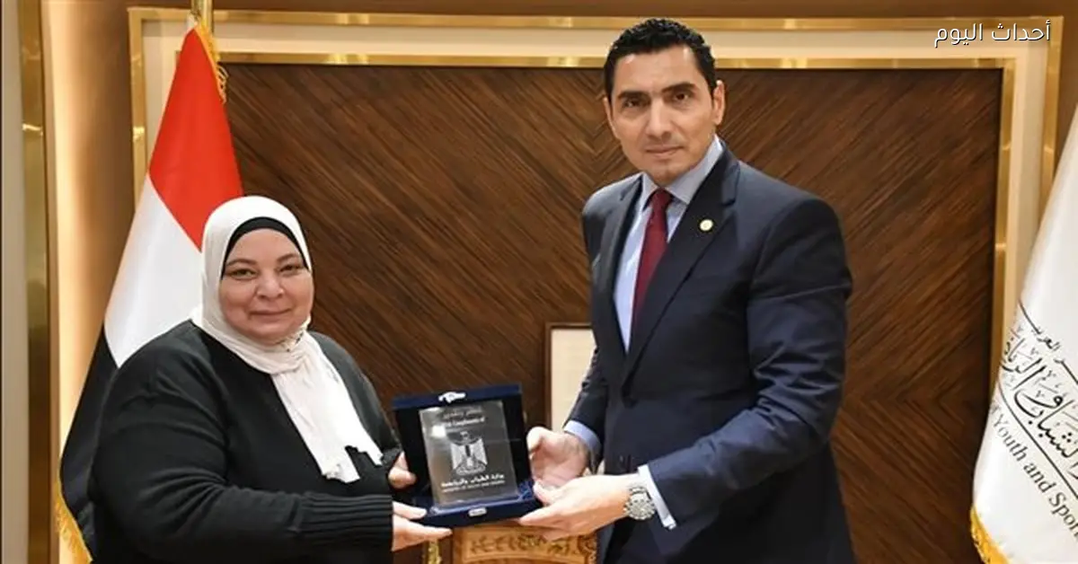 تكريم المدير التنفيذي لمركز شباب عين الصيرة من وزير الشباب والرياضة