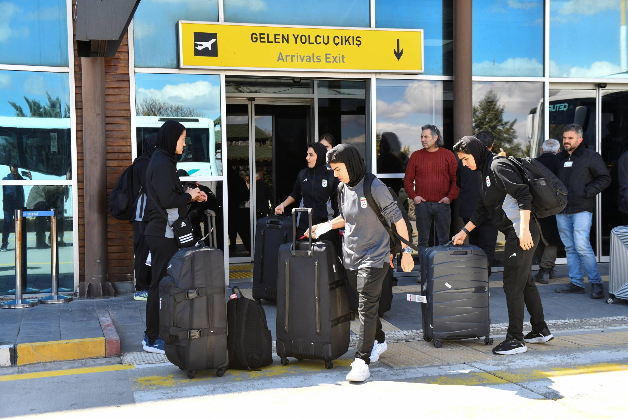 تراجعت خمس من اللاعبات اللاتي طلبن اللجوء عن قراراتهن لاحقاً (رويترز)