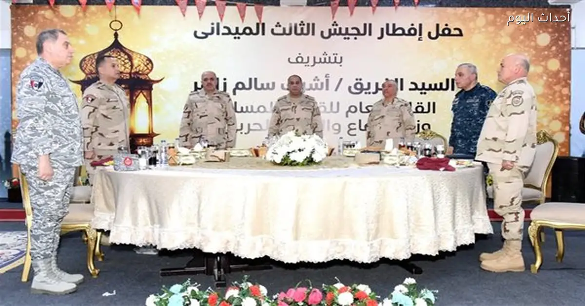 وزير الدفاع يشارك مقاتلي الجيش الثالث الإفطار