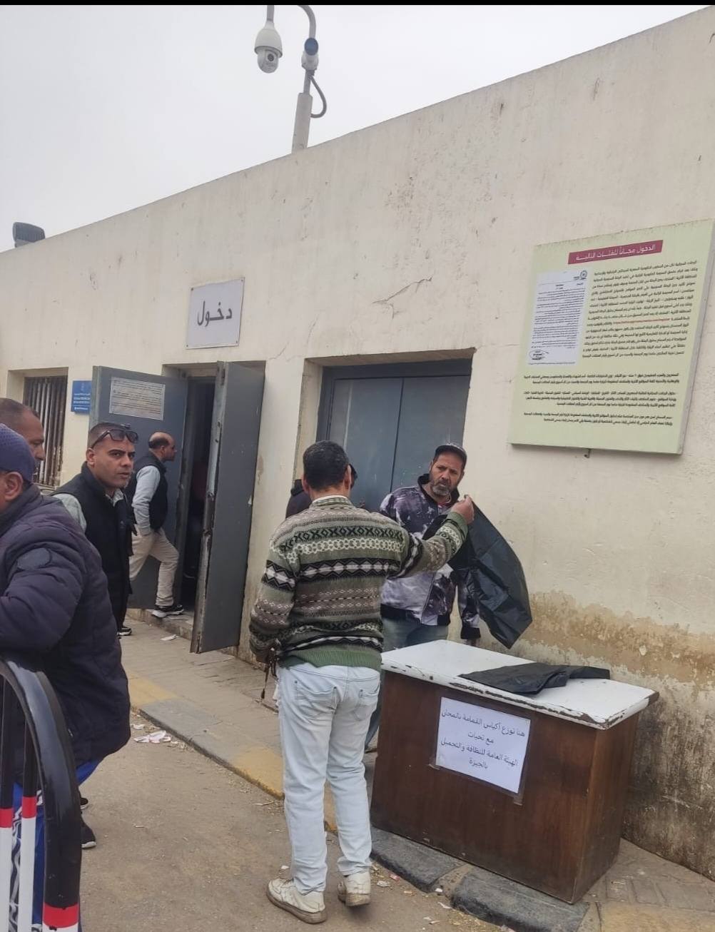 جانب من توزيع أكياس قمامة بلاستيكية