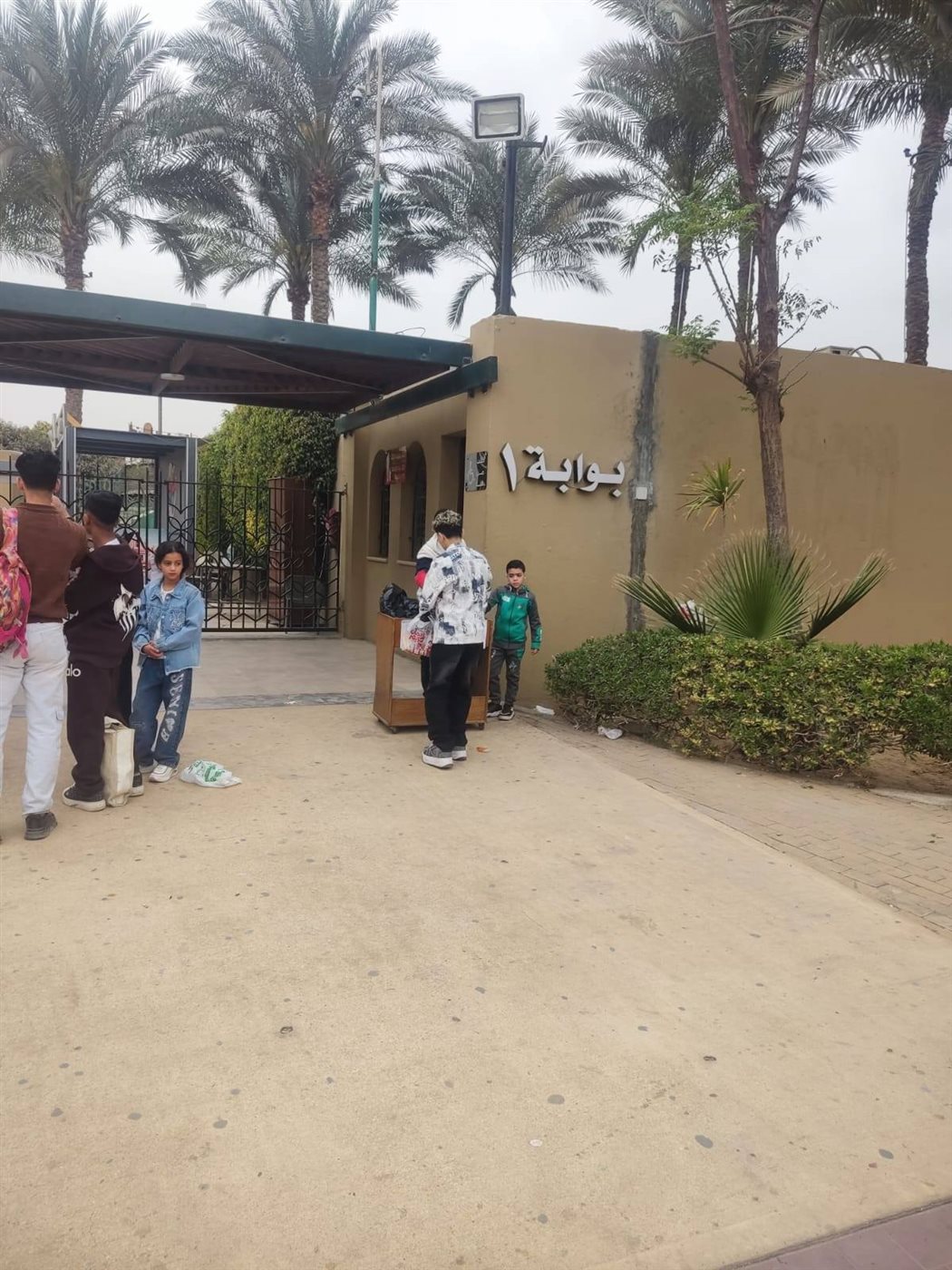 جانب من توزيع أكياس قمامة بلاستيكية