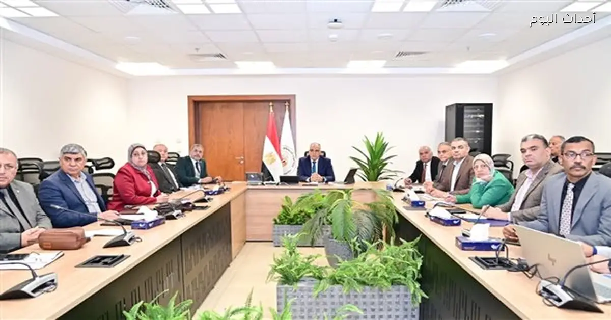 وزير الري يؤكد ضرورة إنهاء تطهير الترع ومحطات الرفع قبل أبريل