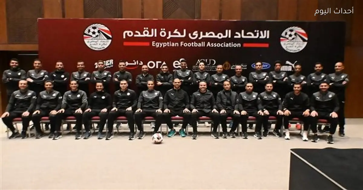 لجنة الحكام برئاسة أوسكار رويز تسلم الشارة للحكام الدوليين