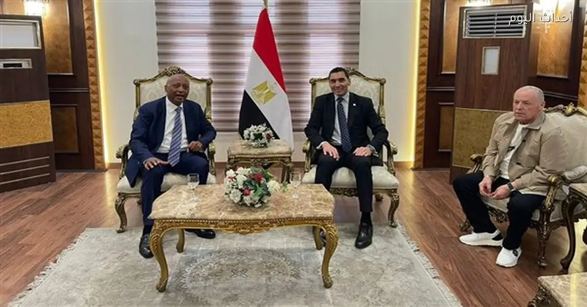 وزير الشباب والرياضة يستقبل رئيس الاتحاد الأفريقي لكرة القدم موتسيبي