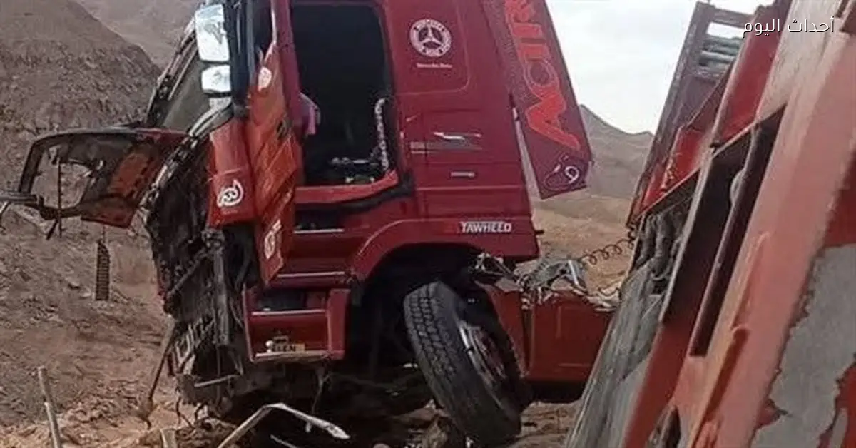 إصابة شخص بحادث انقلاب سيارة نقل في العين السخنة