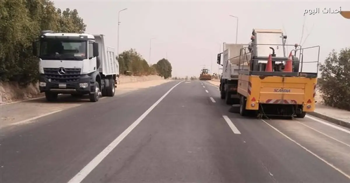 إعادة تأهيل طريق مطار أسوان الدولي بعد التقلبات الجوية