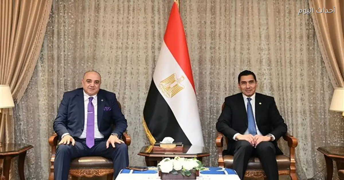 اجتماع بين وزير الشباب ورئيس نادي الشمس لبحث خطط تطوير الأندية