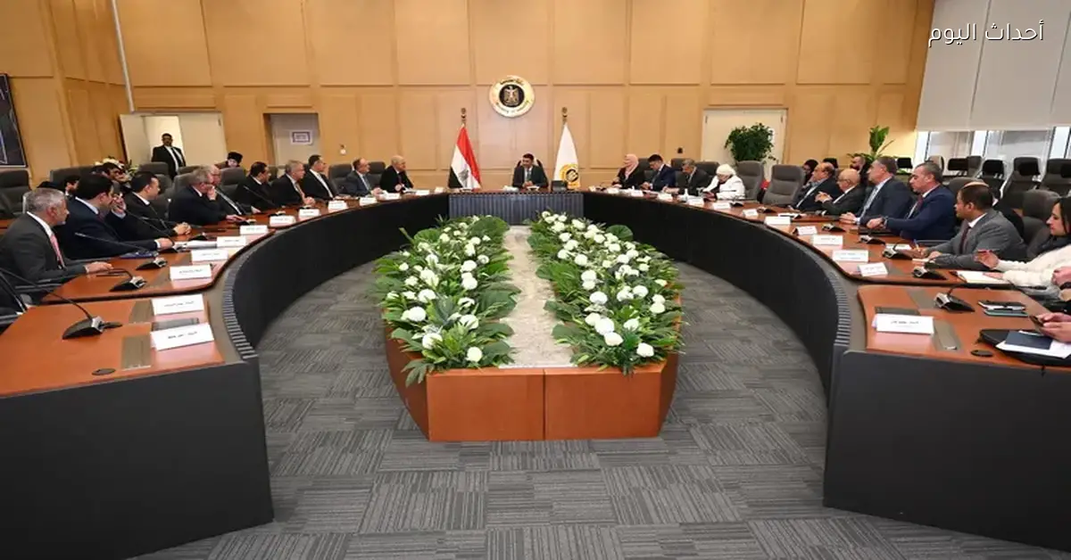 اجتماع وزير الصناعة يناقش تراخيص المصانع وضبط الاستيراد في الصناعات النسيجية