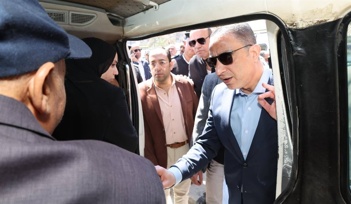 جانب من تفقد المحافظ لموقف السرفيس في ميدان الجيزة