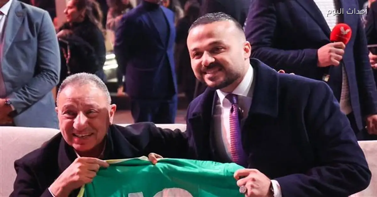 الجارحي يفوز بمزاد مقتنيات الخطيب وشحاتة لدعم مؤسسة الأهلي للتنمية المجتمعية