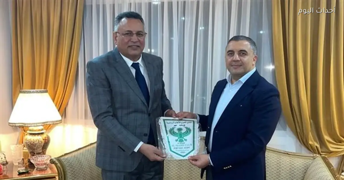 الحسيني أبو قمر يسلم درع النادي المصري لسفير مصر في الجزائر