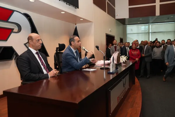 إسلام عزام يلتقي بالعاملين 