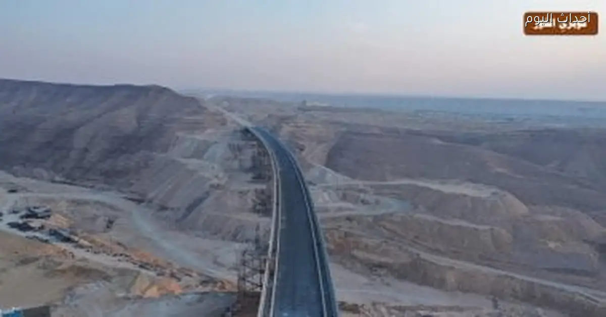 الكوبرى العملاق بارتفاع 90 مترا فوق جبال 15 مايو