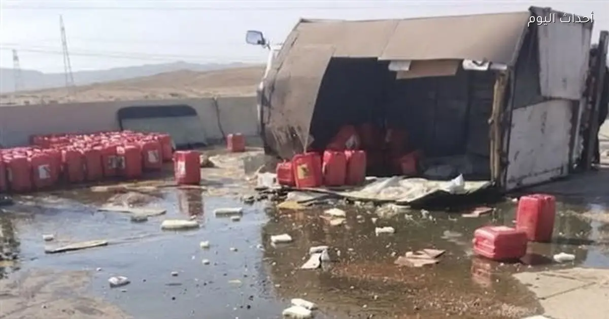 انقلاب سيارة نقل محملة بمواد كيماوية على طريق السويس القاهرة