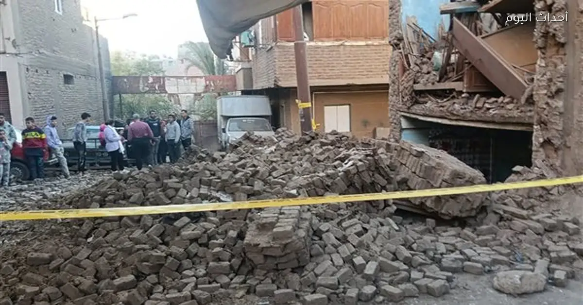 انهيار جزئي لمنزل قديم في كوم عباس بأسيوط