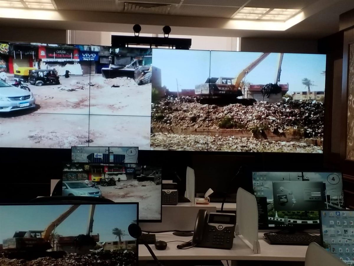 جانب من رفع المخلفات