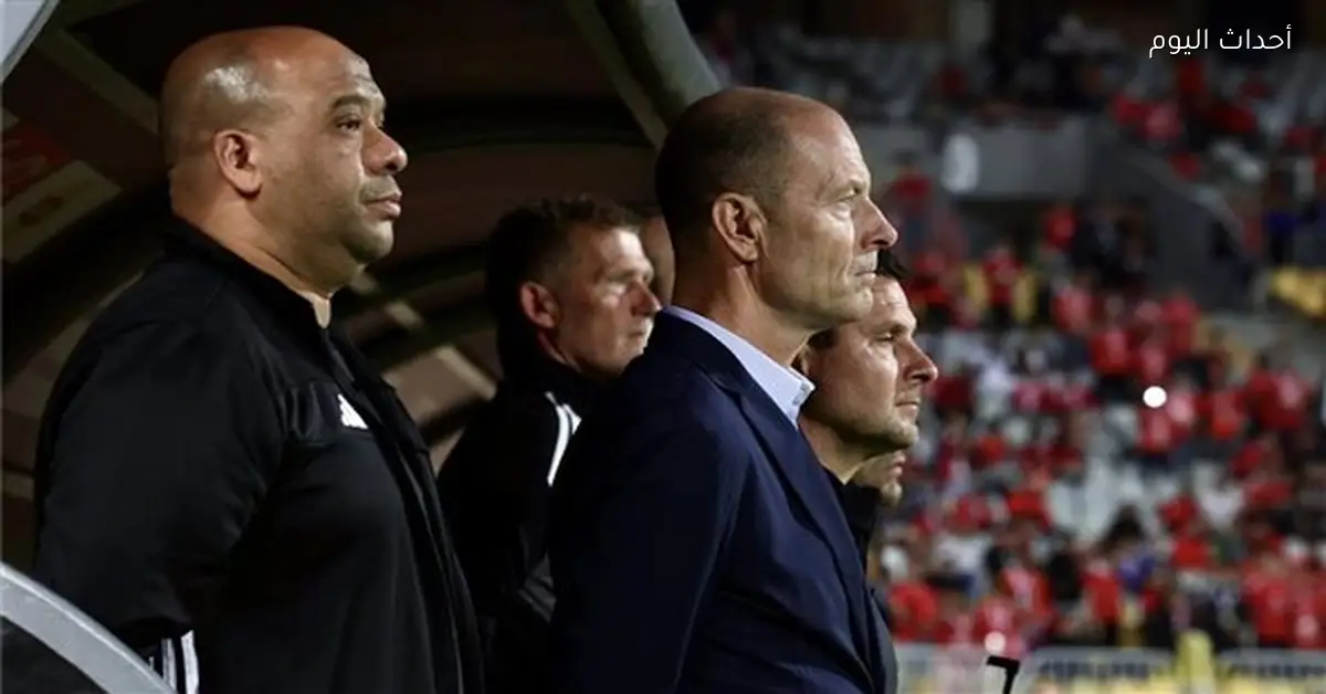 توروب يناقش الخطط مع لاعبي الأهلي في المحاضرة الأخيرة