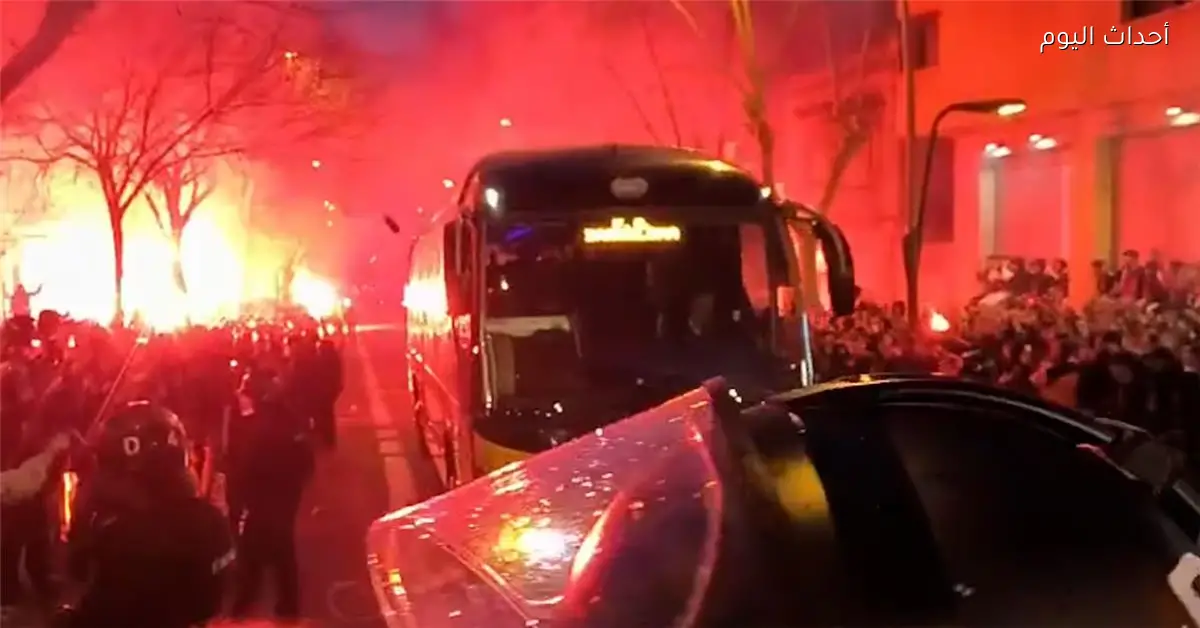 جماهير برشلونة تتصرف بشكل غير معتاد مع حافلة الفريق قبل مباراة أتلتيكو مدريد