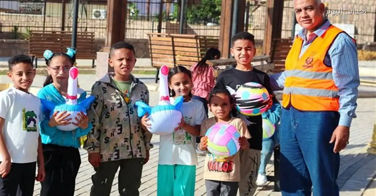 حدائق أسوان تحتفل بالعيد بتوزيع هدايا وبالونات للأطفال