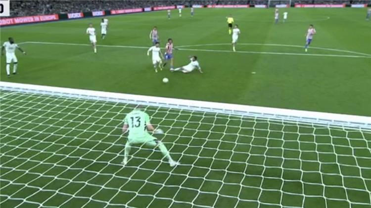 خبير تحكيمي يوضح مدى أحقية أتلتيكو مدريد في ضربة جزاء أمام ريال مدريد