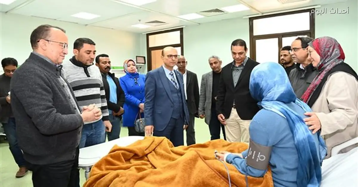 رئيس جامعة أسيوط يزور الطالبات المصابات في حادث سيارة