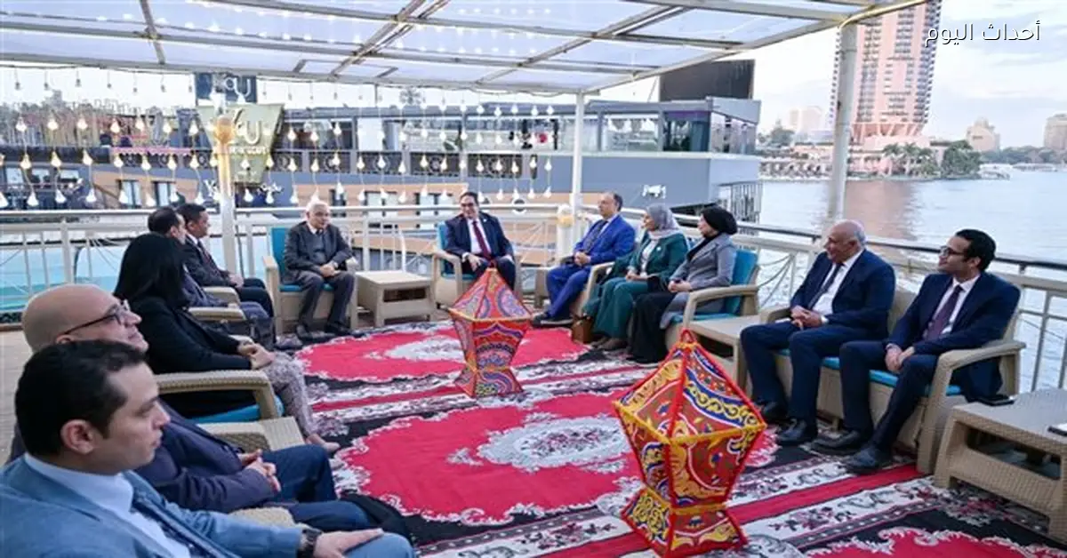 رئيس جامعة القاهرة يشارك أعضاء هيئة التدريس الإفطار