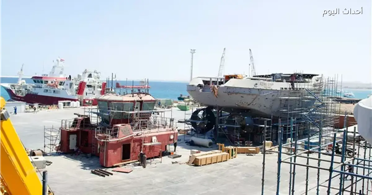 رئيس قناة السويس يتفقد مراحل بناء سفن الصيد والقاطرات البحرية