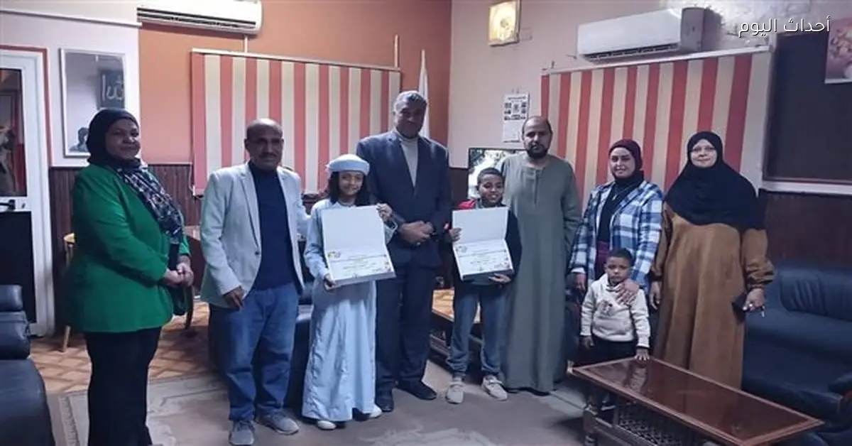 رئيس مركز قوص يكرم طفلين من براعم الإنشاد الديني