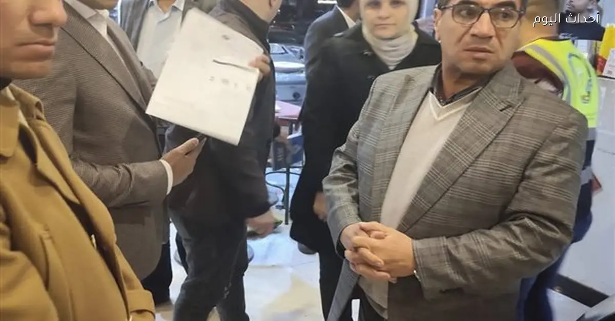 رفع المخلفات وتسوية الحفر في شوارع حي السويس