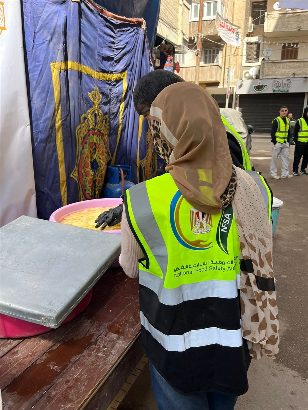 جانب من أعمال وتجهيز الوجبات 