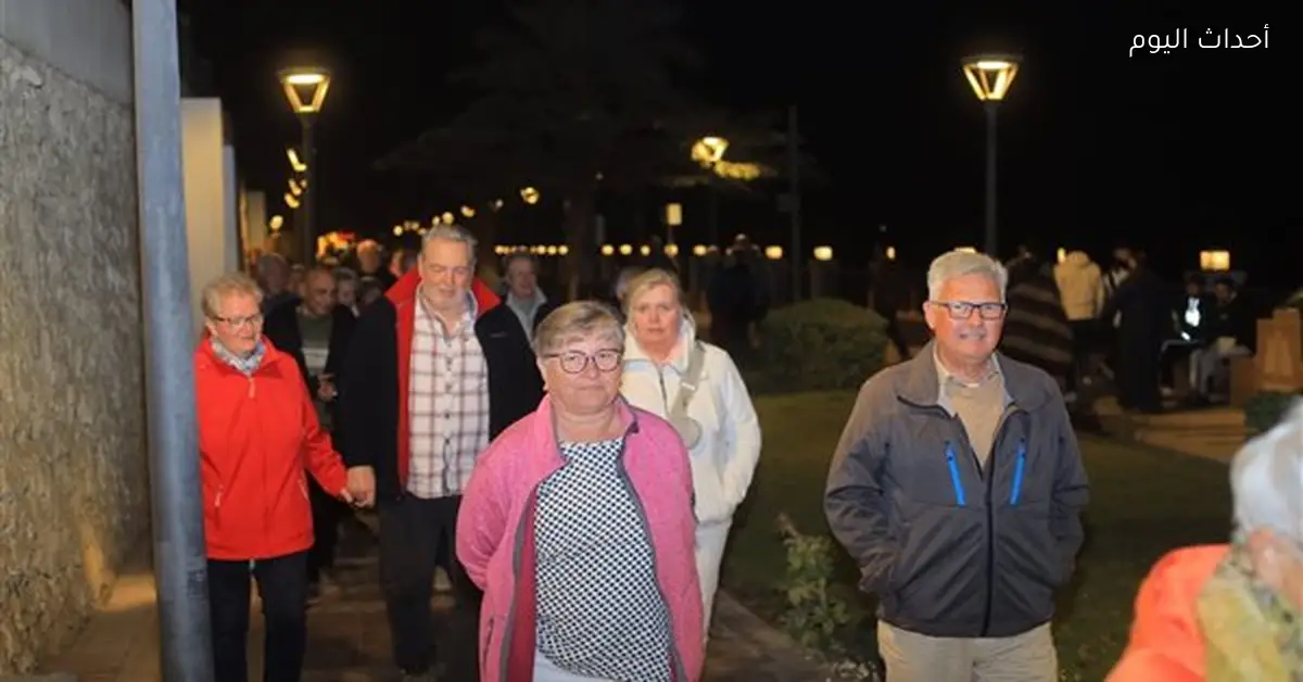 سياح أوروبيون يستكشفون ممشى بني سويف خلال رحلتهم النيلية