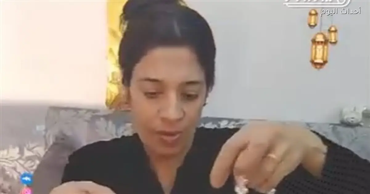 سيدة قبطية تصنع فوانيس رمضان من الخرز