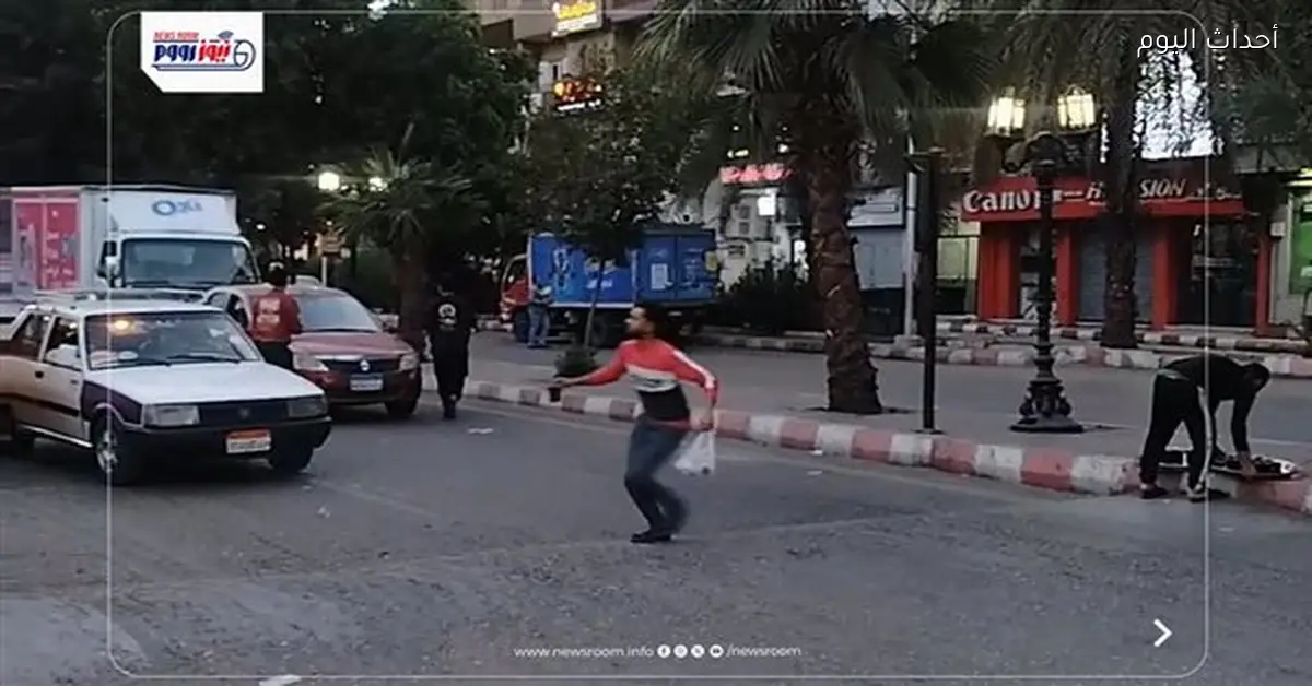 شباب قنا يوزعون البلح والتمر الهندي على المارة