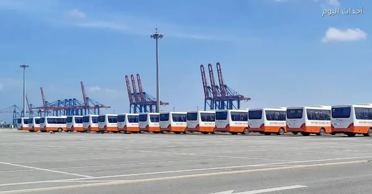 شحن 100 حافلة محلية على سفينة “SUNSHINE ACE” في ميناء شرق بورسعيد