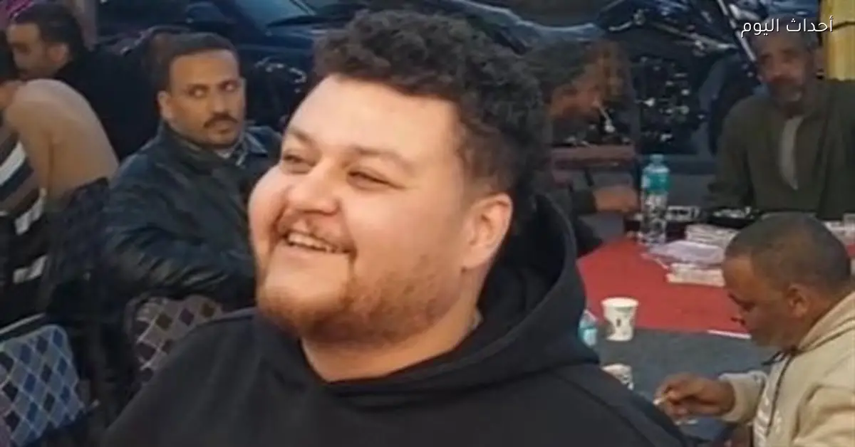 طفل يشارك في الإفطار الجماعي مع الملك الصالح