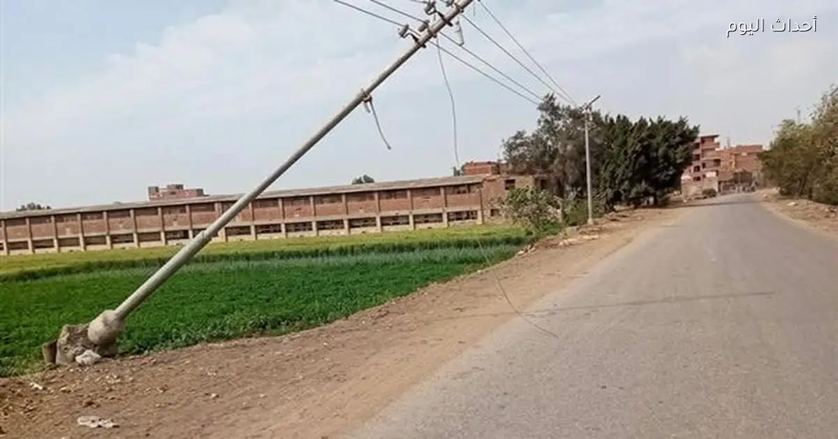 عمود إنارة مائل يهدد سلامة المارة في ميت ميمون طنطا