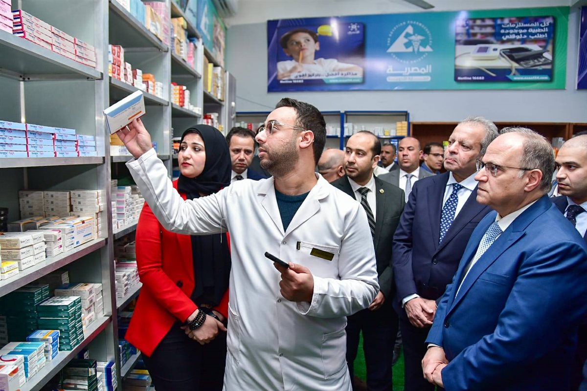 جانب من زيارة الغمراوي لصيدلية إسعاف الجيزة