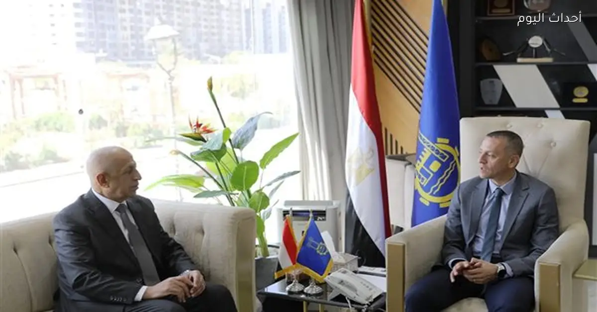 محافظ أسوان ورئيس الأكاديمية العربية يناقشان تطوير التعليم