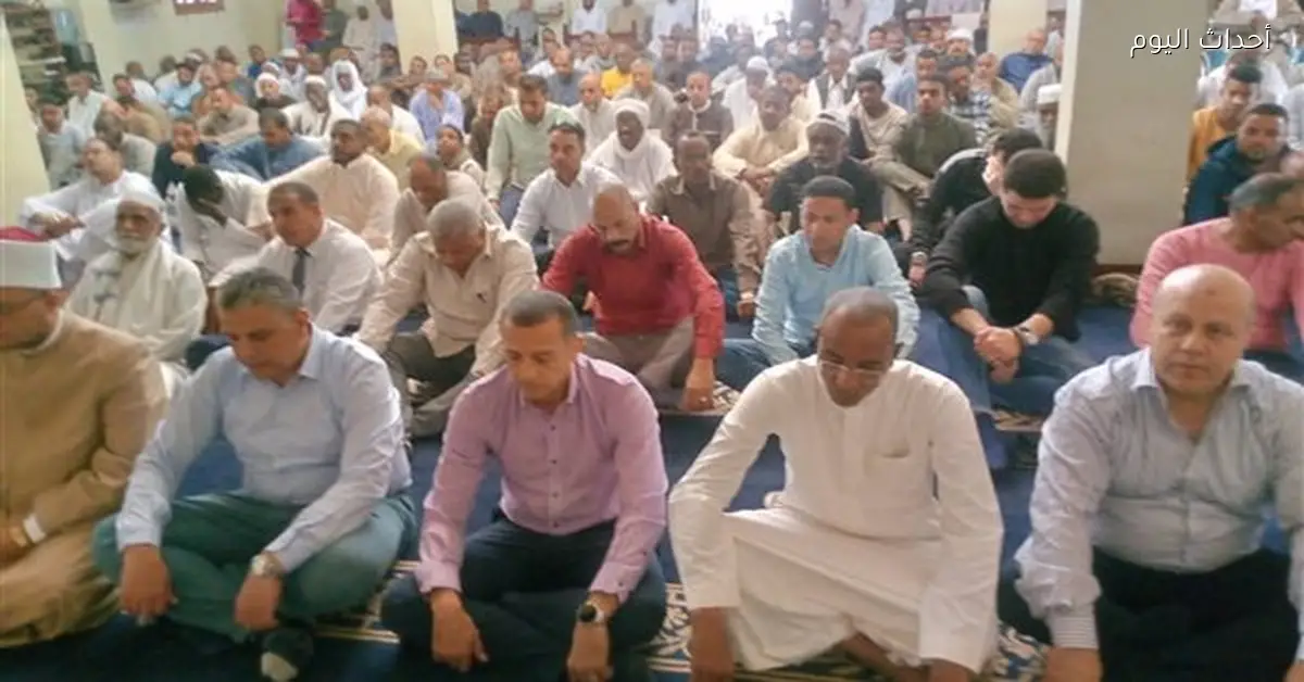 محافظ أسوان يؤدي صلاة الجمعة في نصر النوبة