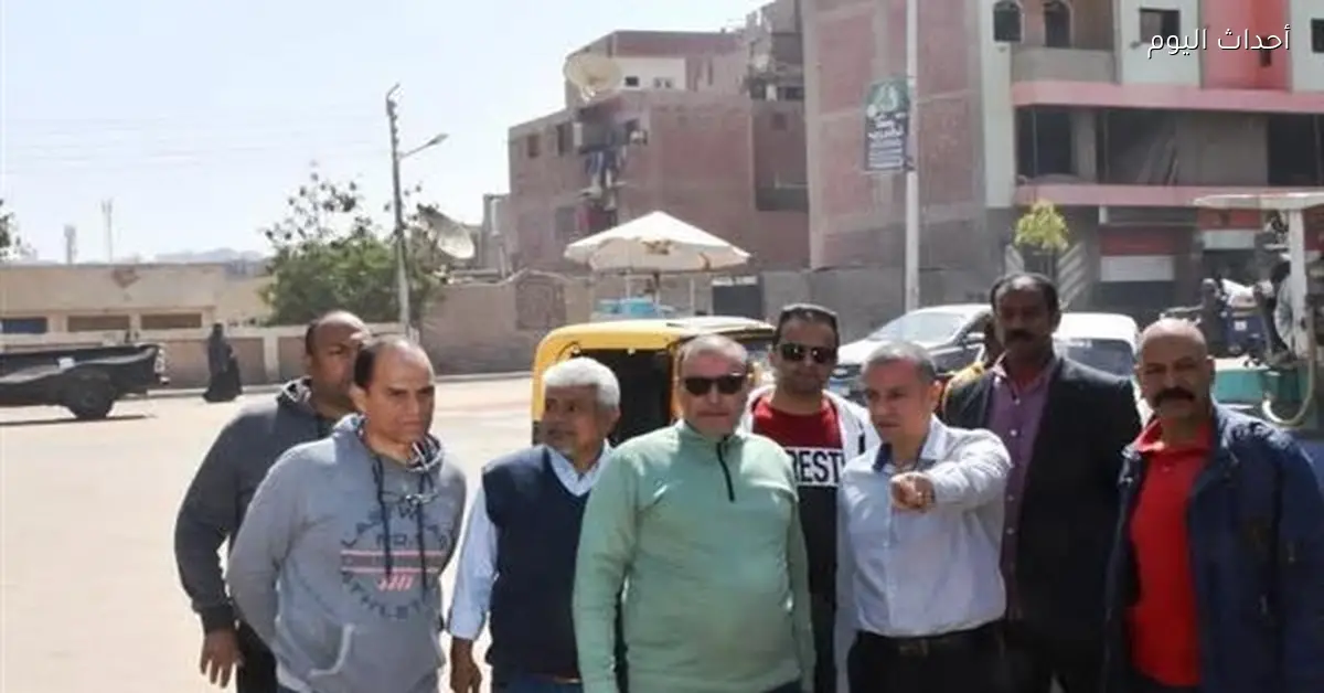 محافظ أسوان يتفقد أعمال رصف طريق بتكلفة 3 ملايين جنيه