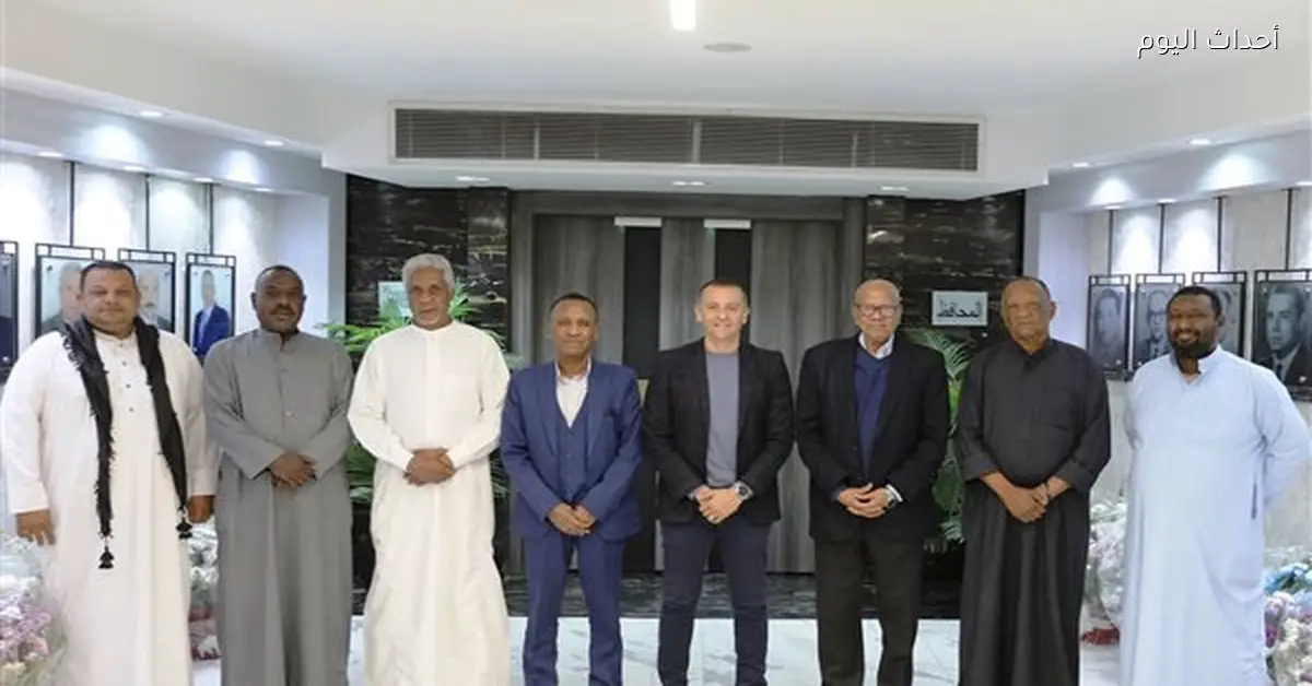 محافظ أسوان يجتمع بالقيادات الحزبية لدعم التنمية