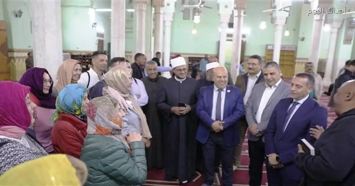 محافظ أسوان يستقبل سياح إسبان في مسجد الطابية