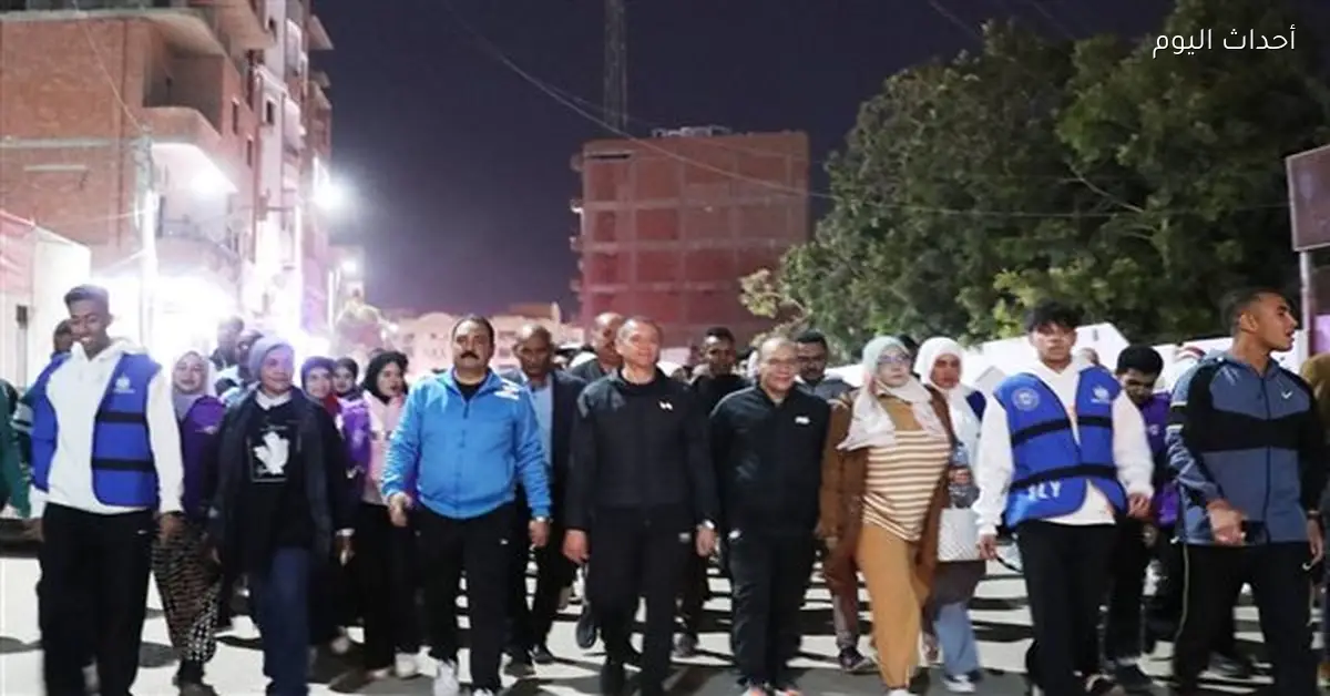 محافظ أسوان يشارك 300 شاب في ماراثون مشي لدعم الشباب