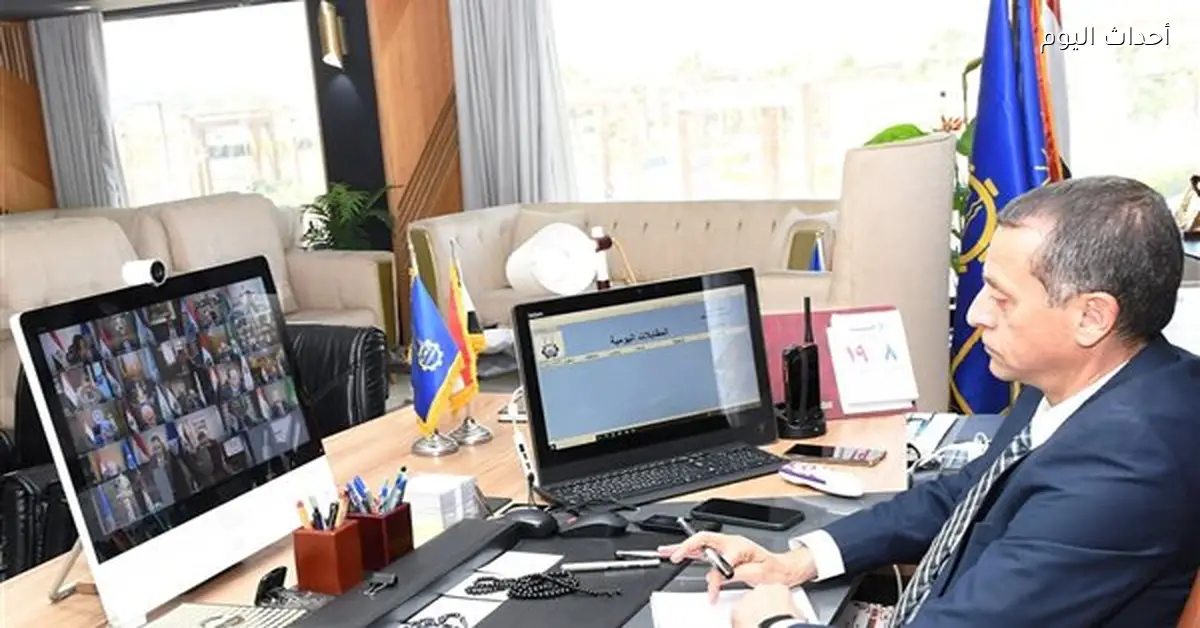 محافظ أسوان يشارك في اجتماع مجلس المحافظين عبر الفيديو كونفرنس
